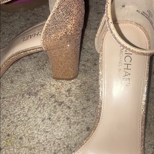 Iam selling a pair of brand new Michael kors heels, these were worn one time.